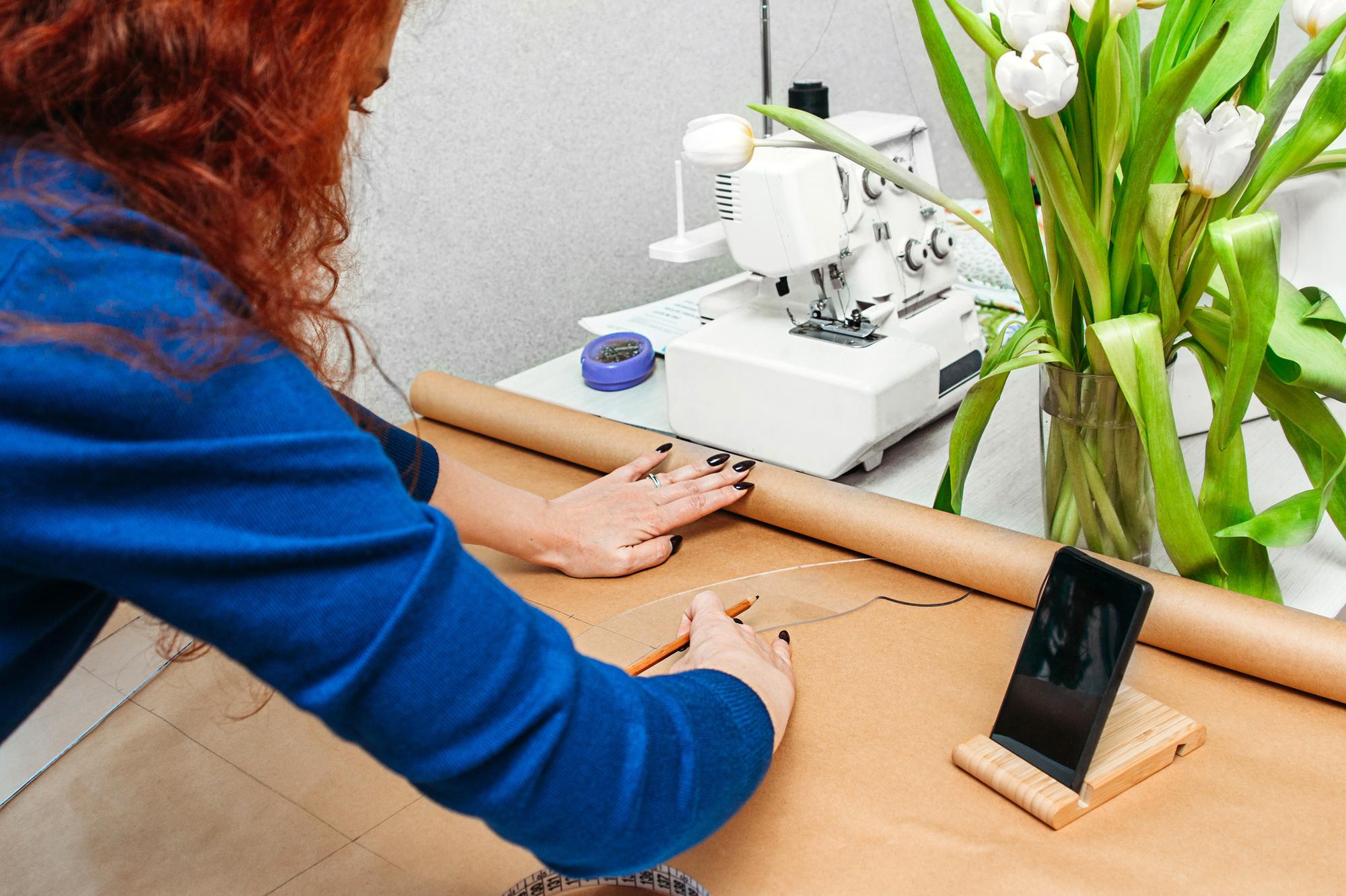 Macchina da ricamo moderna su tavolo di lavoro